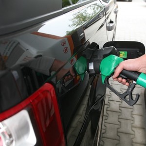 Prețuri noi de la ANRE - benzina se scumpește, motorina - la fel